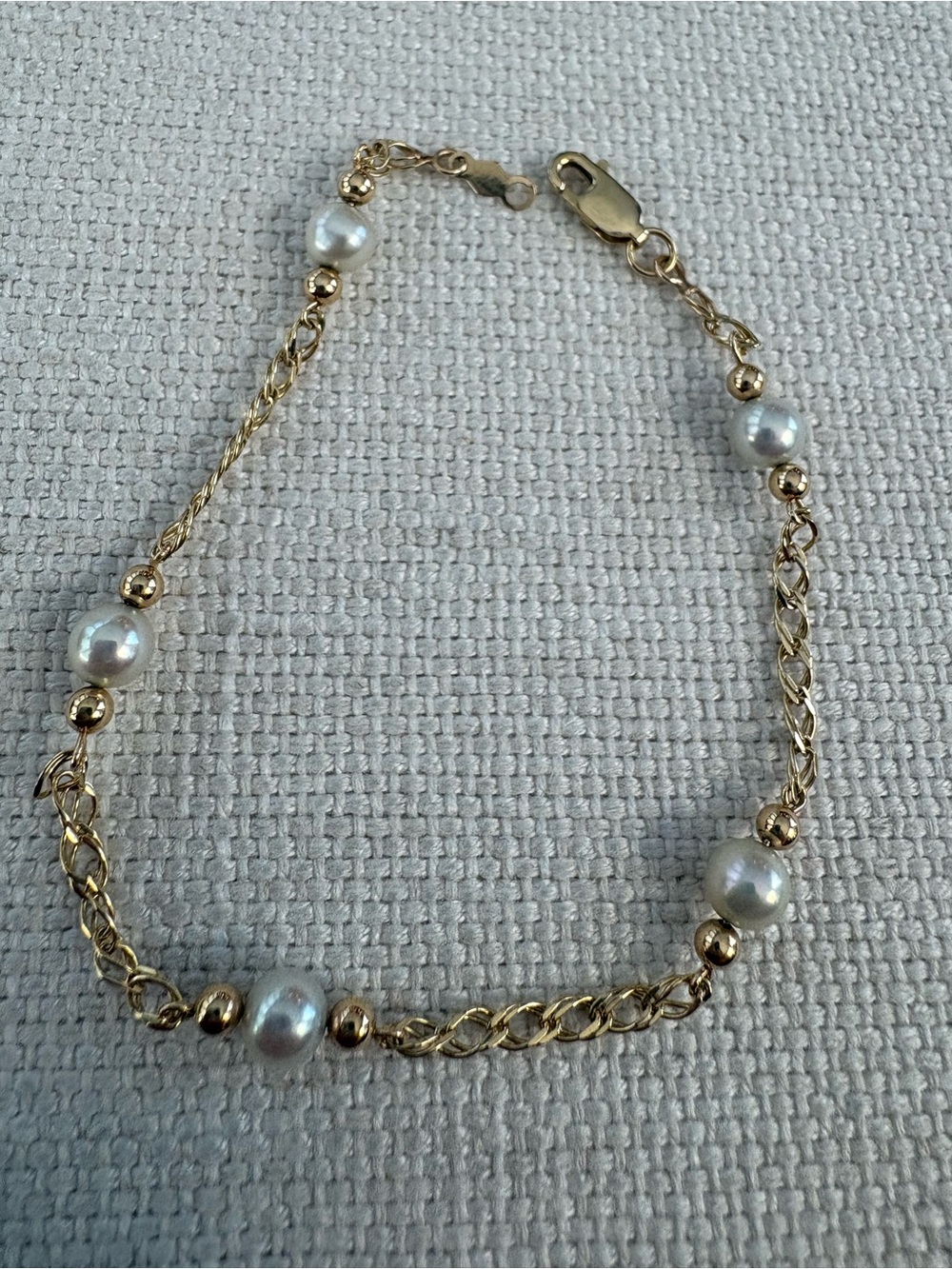14k Yellow Gold and pearl 7 inch bracelet.
